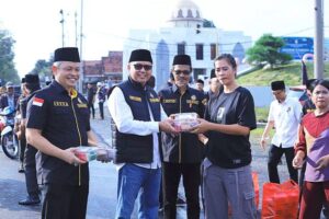 Seribu Takjil untuk Negeri: Bupati Tulang Bawang Bersama Granat, Baznas, Korpri dan PII Berbagi Kepedulian Di Bulan Ramadhan